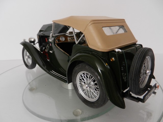 1/16 Voiture sport 1948 MG-TC Minicraft Dscn0718