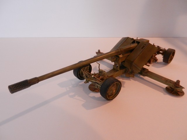 [GREAT WALL HOBBY] Canon Krupp 12.8cm Pak 44 1/35ème Réf. L3526 Dscn1415