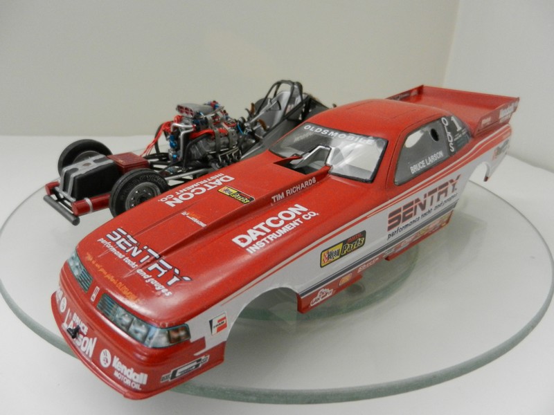 [REVELL] Voiture d'accélération Sentry Olds Funny Car Bruce LARSON 1989 Réf 7460 Dscn3922