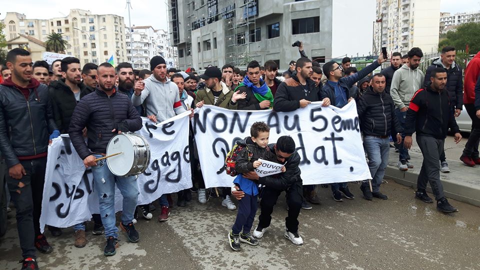 imposante marche des étudiants à Béjaia le mardi 26 février 2019 pour le départ du système  - Page 2 1271
