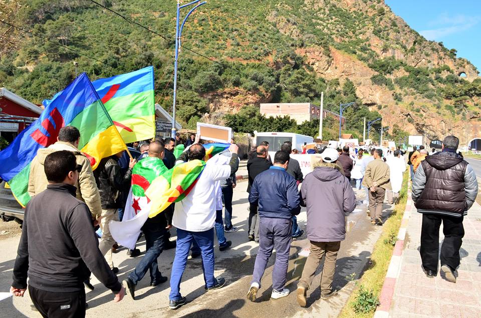 Aokas, 14 mars 2019, les travailleurs de la santé marchent contre le système. 1726
