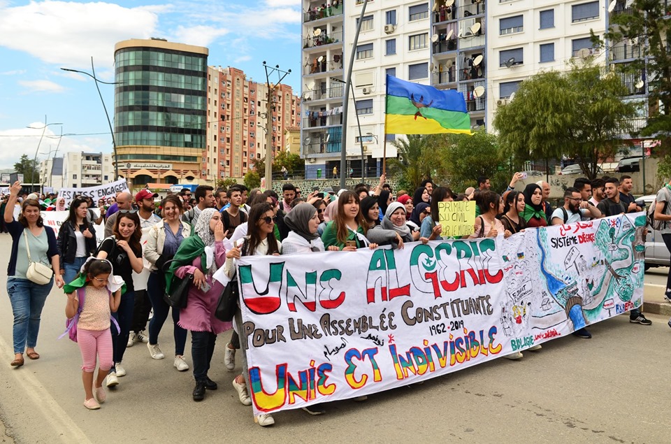 Mardi, 21 mai 2019, la communauté universitaire de Bejaia ainsi que les robes noires réitèrent leur ras-le-bol des manigances de Gaid et consorts. - Page 2 2338