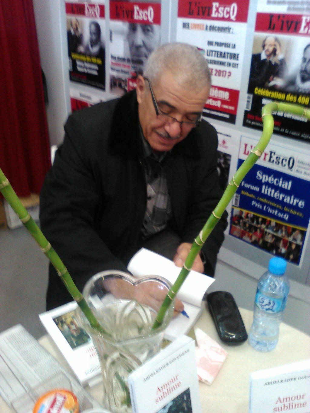 Abdelkader Gouchene signe son roman " Amour Sublime" au SILA Gouche11