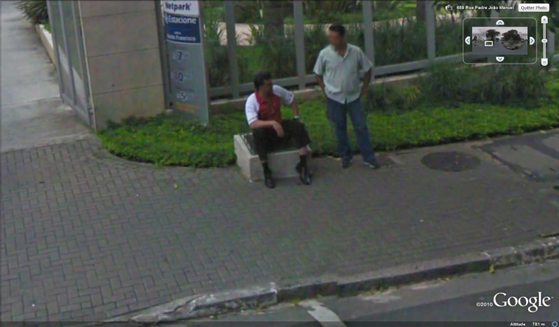 STREET VIEW : les gens en chaussettes noires ! - Page 18 Coince10