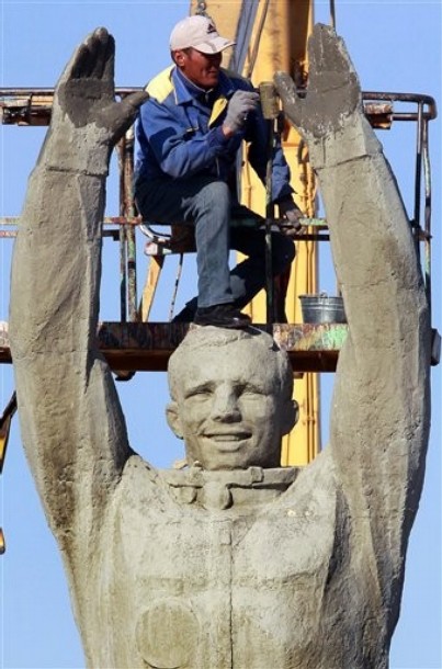 un homme de légende Youri Gagarine - Page 2 Statue11