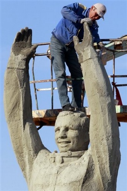 un homme de légende Youri Gagarine - Page 2 Statue12