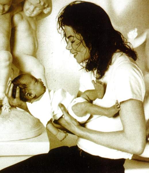 Entrevista: Michael e Debbie na OK Magazine, sobre o nascimento de Prince Jackson (1997) Criana11