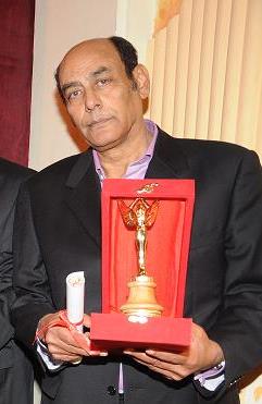 أحمد بدير يهدى جائزة المركز الكاثوليكى لكل نجوم فيلم "ساعة ونص" 11111111