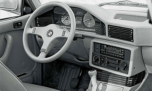 Présentation BMW série 5 M5 E 28 Int_m510
