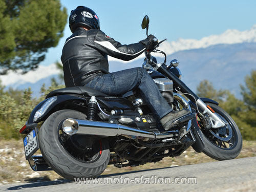 Essai Moto Guzzi California 1400 Custom : Le grand méchant look (moto-station.com) Moto_g11