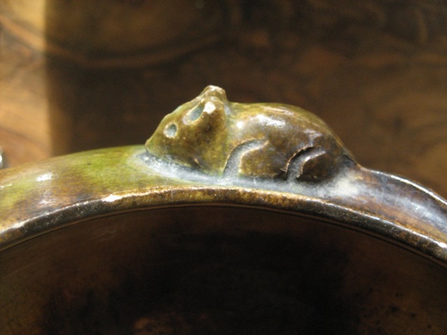 Pot en grès émaillé décoré de deux souris en relief  marqué d'un K et d'un cachet avec un échassier Charles Maes- Gand Img_8816