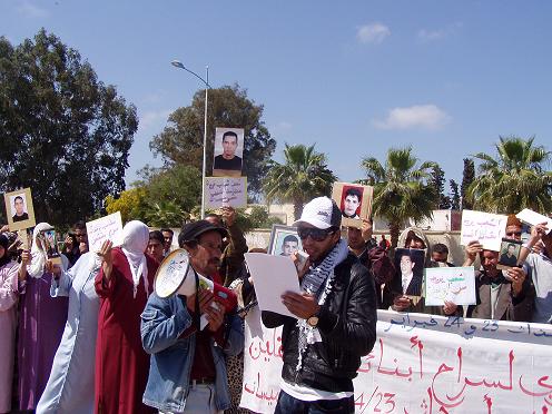 عائلات معتقلي أحداث فبراير بالخميسات تحتج أمام العمالة وتطالب بالإفراج عن المعتقلين Waqfa_10
