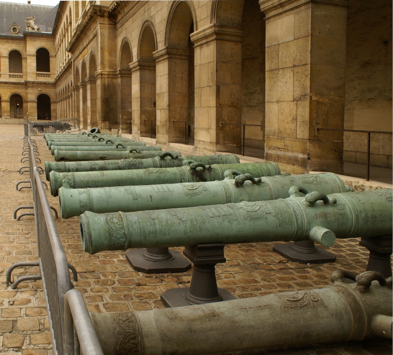 I cannoni al Museo degli Invalidi di Parigi. 73556310