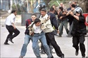 متظاهرون إقتحموا مبنى أمن الدولة بالإسكندرية Z1zgp510