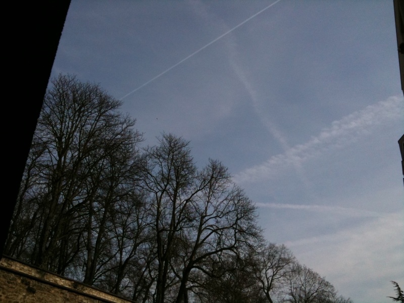 Chemtrails sur Paris ?? 00911