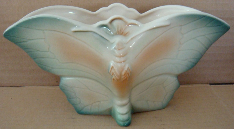 titian - Titian B 103 Moth or butterfly vase Dsc04818