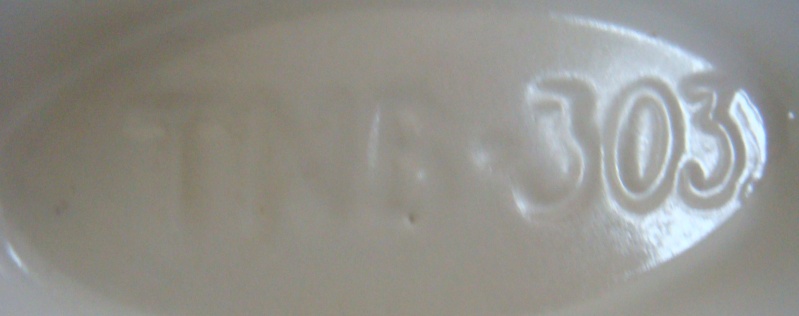 Another white crackle glaze vase, is it NZ Pottery? Yes haselnuss it's a TNB.303. Dsc05314