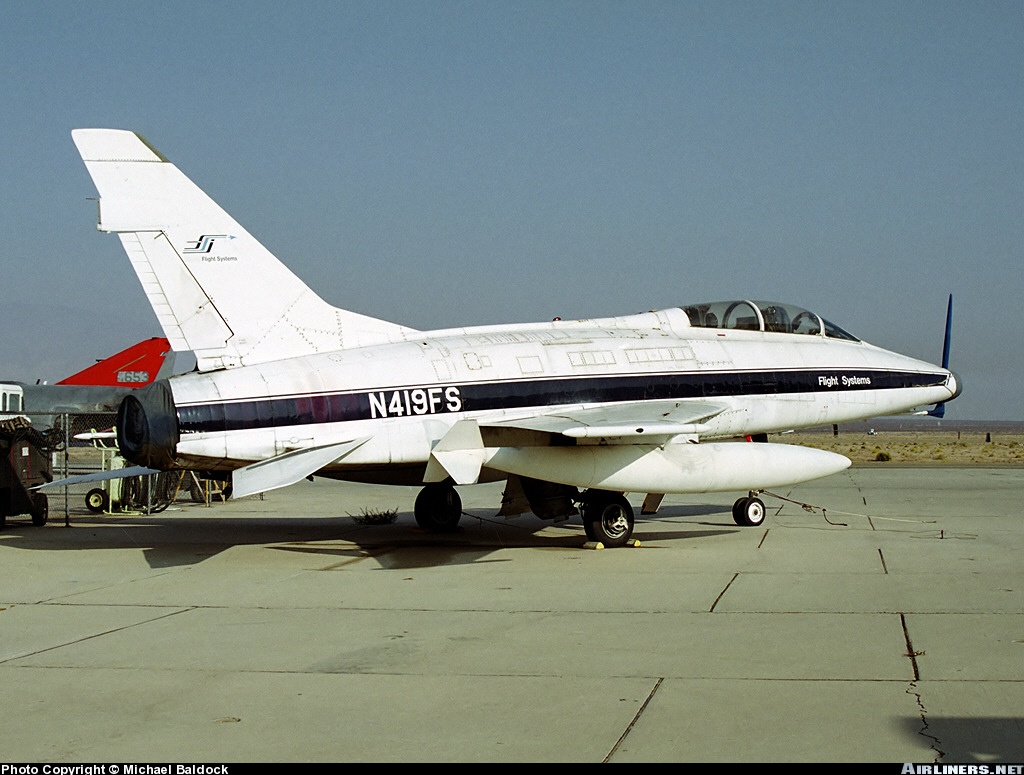 [Trumpeter] 1/32 - North American F-100F Super Sabre  06946710