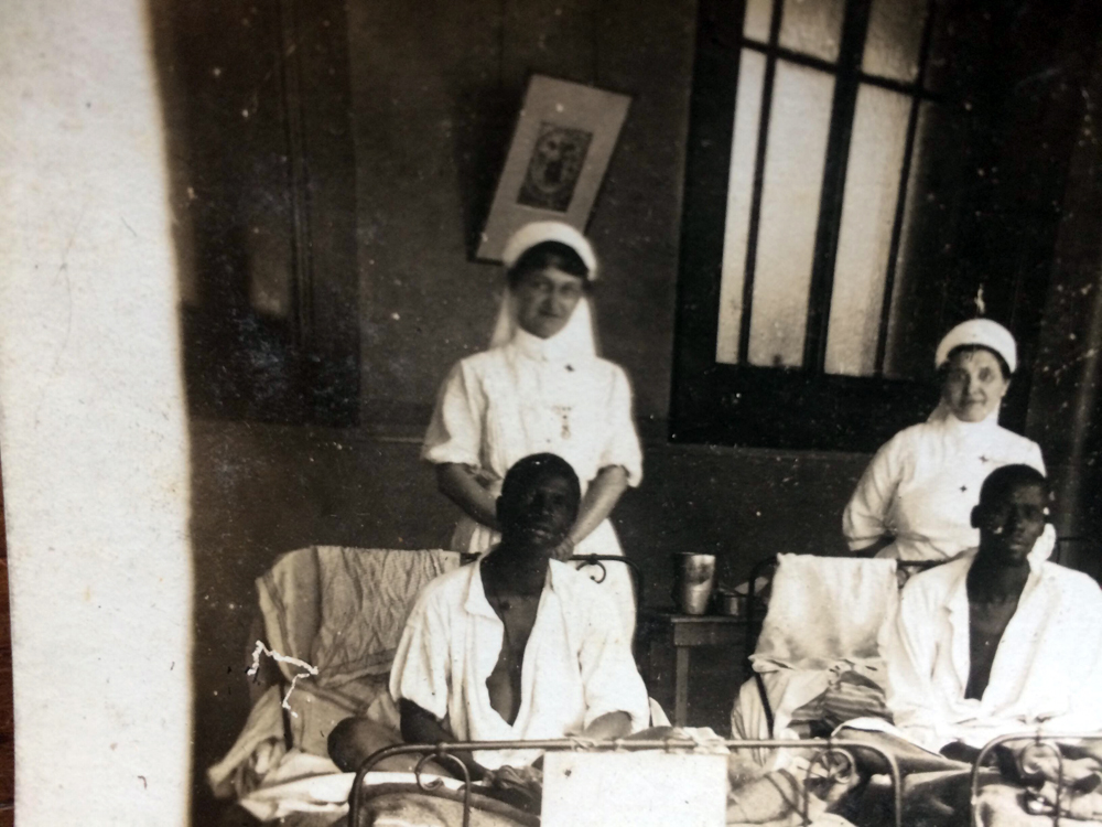 **(C) Belle photo Tirailleurs sénégalais à l'hôpital avec infirmières VENDUE** 1811