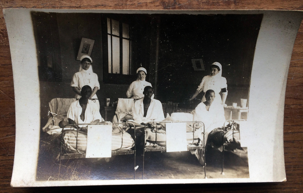 **(C) Belle photo Tirailleurs sénégalais à l'hôpital avec infirmières VENDUE** 1911