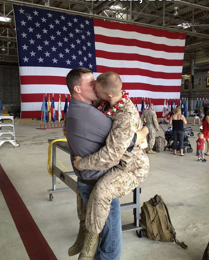 Lính Mỹ gây sốc với nụ hôn đồng tính 9-210