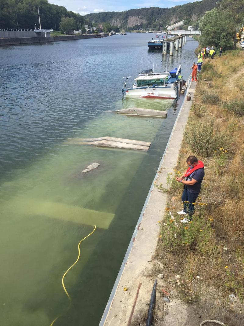 Une péniche transportant du gravier coule dans la Meuse à Ma B9724312