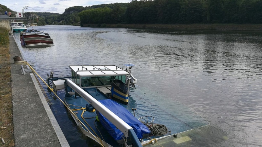 Une péniche transportant du gravier coule dans la Meuse à Ma Dd797011