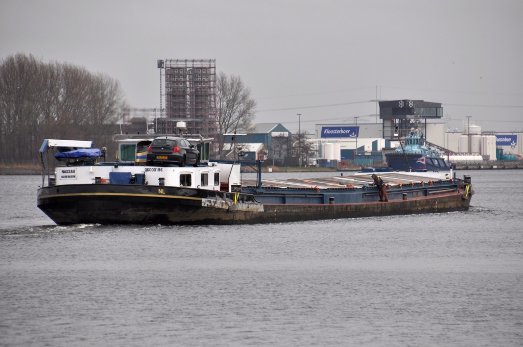 Une péniche transportant du gravier coule dans la Meuse à Ma Nassau10