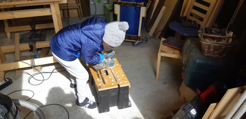 UN BANC qui a besoin d'un bon RAVALEMENT de façade..... 20210463