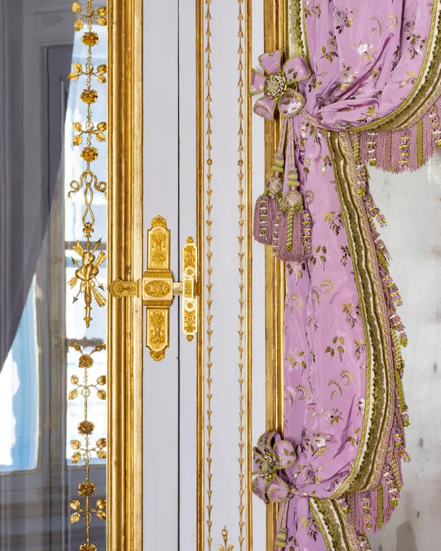 Versailles, des grands aux petits appartements de la reine - Page 4 Tzolzo18