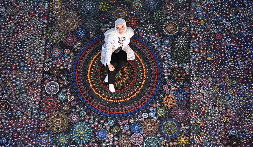فنانة سورية تدخل موسوعة غينيس بأكبر لوحة ماندالا في العالم!  121