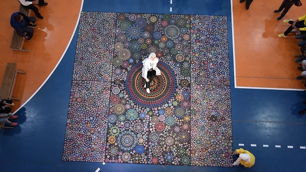 فنانة سورية تدخل موسوعة غينيس بأكبر لوحة ماندالا في العالم!  322