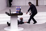Πέθανε ο Τούρκος βουλευτής, που είχε υποστεί ανακοπή μέσα στο κοινοβούλιο Aua_iu10