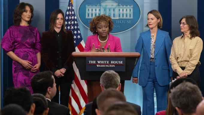 JB (&Illene, Leisha, Kate) en la Casa Blanca, briefing con la Secretaria de Prensa, Washington DC  (24-25/04/2023) Getty121