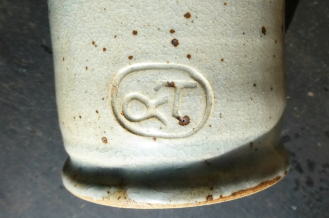 Tampon a identifier sur une bouteille ansée en grès galçure au fer P1550913