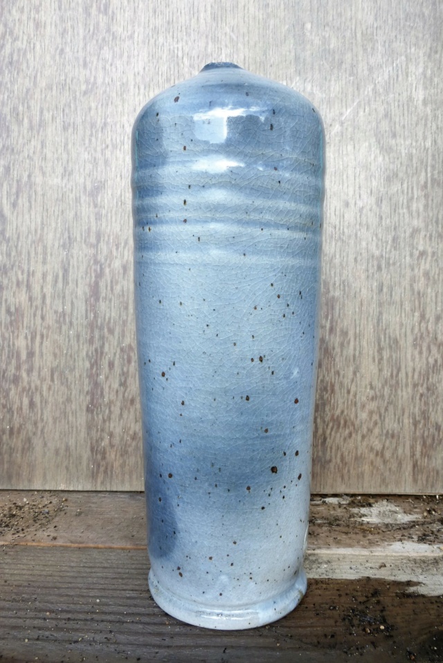 Tampon a identifier sur une bouteille ansée en grès galçure au fer P1550914