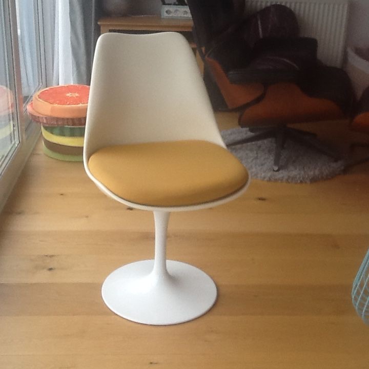 Eero Saarinen "Tulip" Chair Unadju10