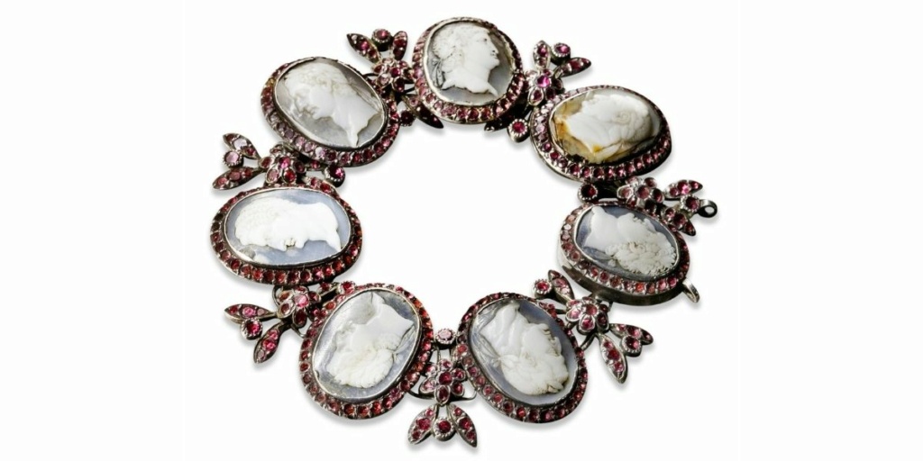 L'énigme du bijou de Marie-Antoinette Sans-t10