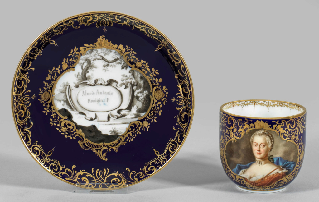 Représentations de Marie Antoinette sur vases, tasses et autres contenants Telech30
