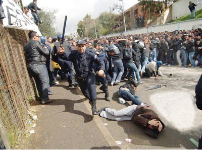 22/02/2011 La police bastonne les étudiants 18496010