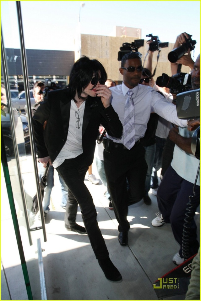 [SORTIE] Michael Jackson fait du shopping à Las Vegas (PHOTOS +UP 3 VIDEOS !!) Michae11