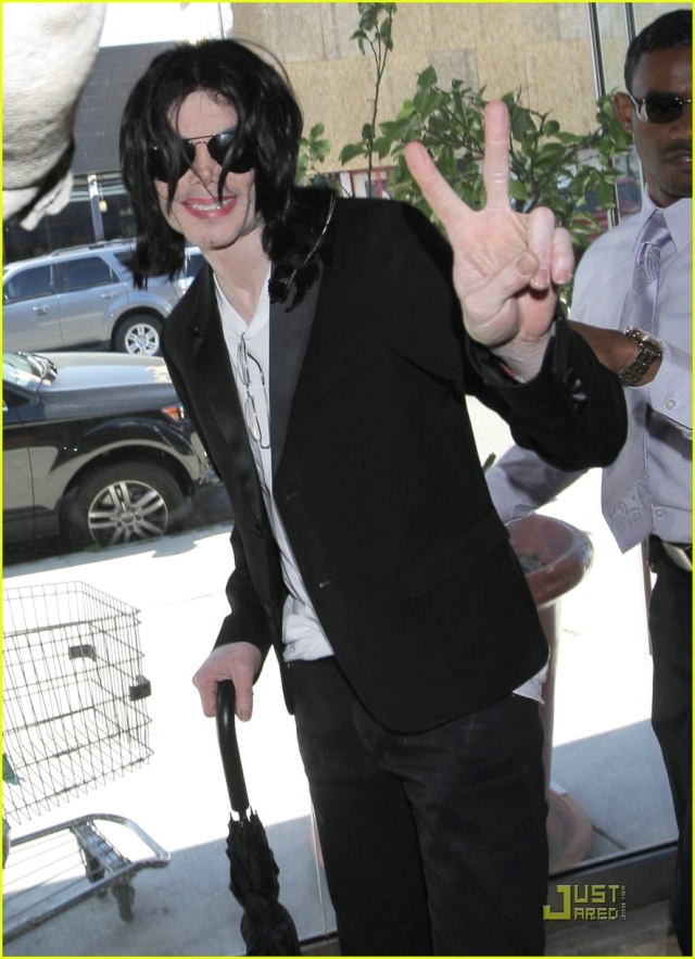 [SORTIE] Michael Jackson fait du shopping à Las Vegas (PHOTOS +UP 3 VIDEOS !!) Michae14