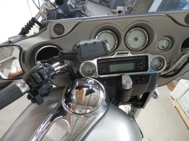 fixation chargeur tomtom rider sur street glide - Page 2 P8230012