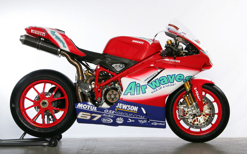 DUCATI 1198S pour 2011, en piste..... - Page 2 Airwav10