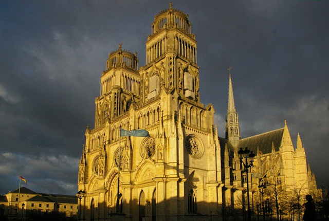 Orléans , Cathédrale Sainte-Croix d'Orléans, statue de Jeanne d'arc Imgp5913