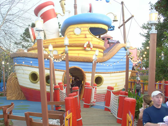 Toontown (Disneyland Park/ Magic Kingdom/Tokyo) Donald10