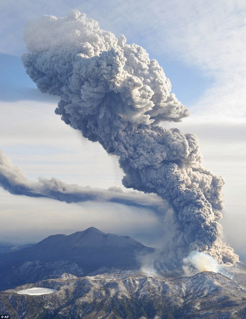 Eruption violente du volcan Kirishima au Japon Aze10