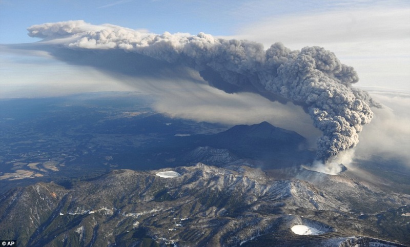 Eruption violente du volcan Kirishima au Japon Azer10