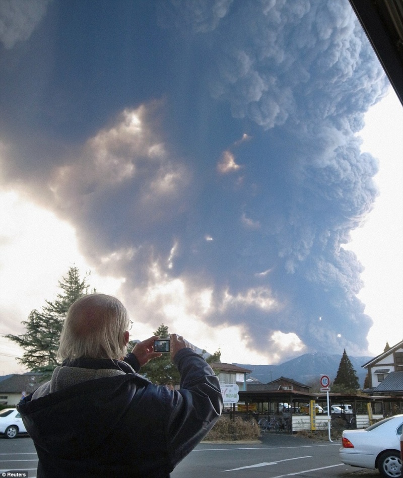 Eruption violente du volcan Kirishima au Japon Azert10