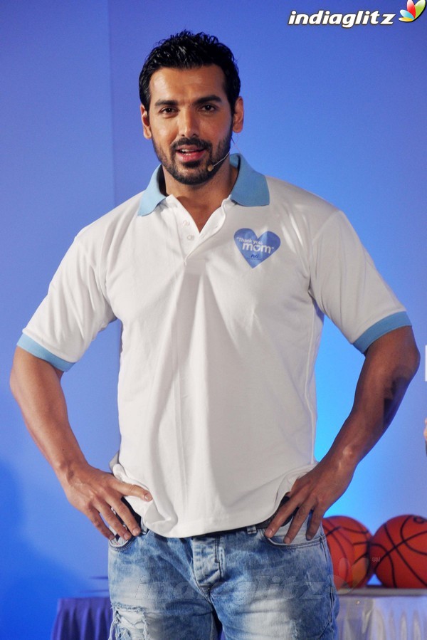 John Abraham Plays Basketball With Mom - Страница 2 John2039